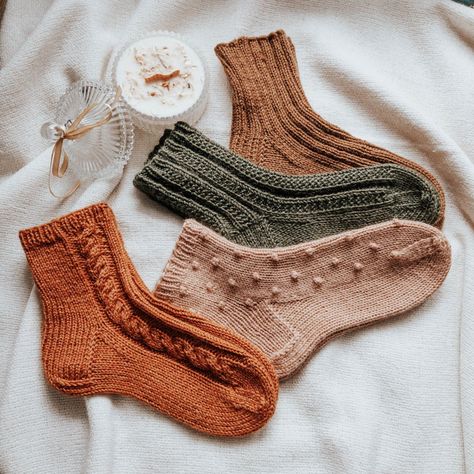 Amigurumi Patterns, Knitted Socks Free Pattern, Gift Knitting, Modern Knitting Patterns, Knit Boot Socks, Socks Knitting, Easy Knitting Projects, Modern Knitting, Sock Knitting