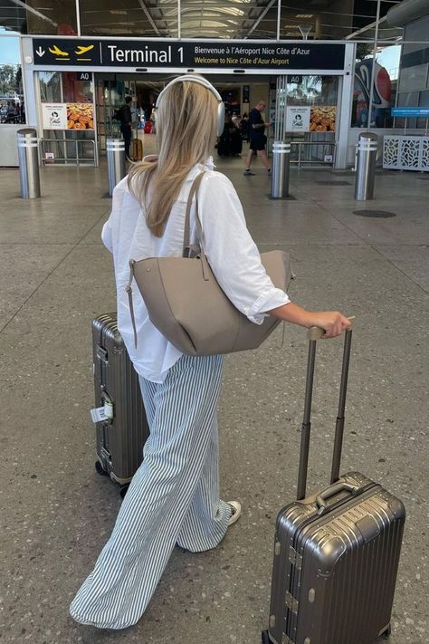 summer airport outfits Flight Outfit Airport Style, Classy Airport Outfit, Chic Airport Outfit, Chic Travel Outfit, Mode Dope, Comfy Airport Outfit, Airport Outfit Summer, Airport Travel Outfits, Flight Outfit