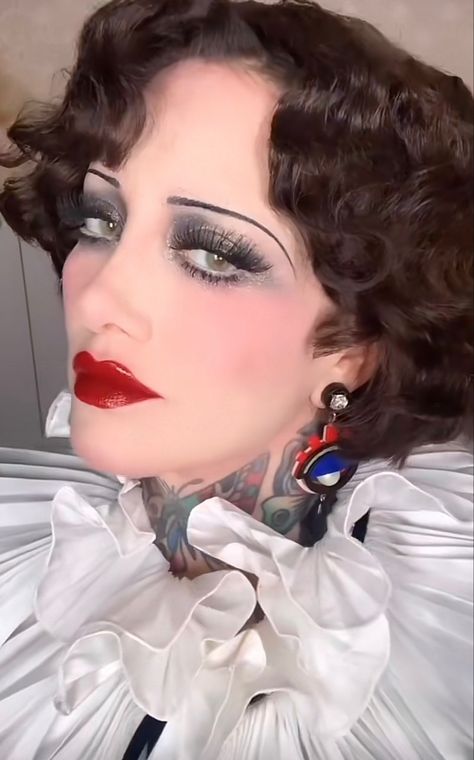 20s Makeup Aesthetic, 1920s Womens Makeup, Chicago Makeup Musical, 1920 Makeup Gatsby Eyes, 1930s Makeup Look, 1920s Glamour Makeup, Cabaret Makeup Burlesque, 1900s Makeup, Jazz Makeup