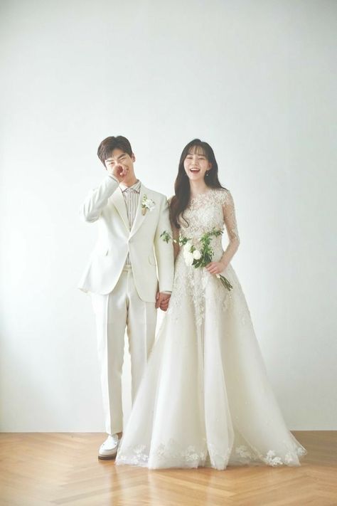 Wedding Dress Korean Style, Wedding Dress Korean, Korean Wedding Dress, Dress Korean Style, Minimal Wedding Dress, Wedding Photo Studio, Korean Wedding Photography, Foto Wedding, Simple Wedding Gowns