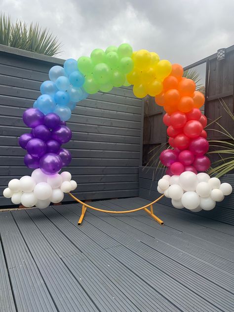 Rainbow Day Decoration Ideas, Rainbow Backdrop Ideas, Trolls Birthday Backdrop, Rainbow Balloon Arch Tutorial, Rainbow Balloon Decor, Rainbow Centerpiece Ideas Diy, Trolls Balloon Arch, Rainbow Birthday Party Decorations Diy, Rainbow Arch Balloon