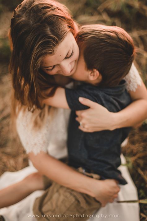 Mother Son Pictures, Mommy Son Pictures, Mother Son Photos, Son Photo Ideas, Lace Photography, Summer Family Pictures, Mommy And Me Photo Shoot, Mother Son Photography, Family Photoshoot Poses