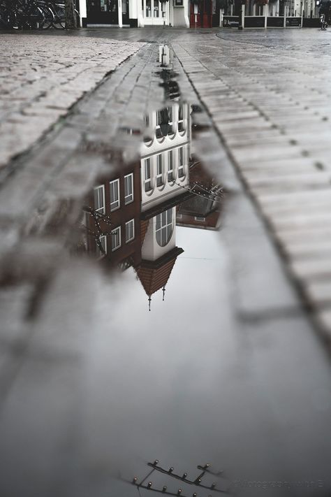 Moody Architecture Photography, Urban Nature Photography, Building Reflection In Water, Photoshoot Ideas Buildings, Natural Street Photography, Street Landscape Photography, Street Photography Architecture, Rain Street Photography, Urban Cityscape Photography