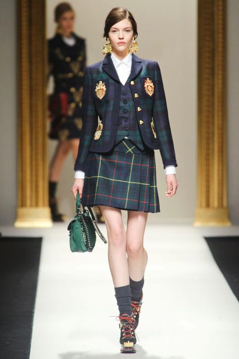 Moschino Fall 2013 RTW Collection - Fashion on TheCut Tennis Skirt Outfit, School Uniform Fashion, Mode Chanel, Preppy Chic, Preppy Look, Uniform Fashion, 가을 패션, 여자 패션, School Fashion