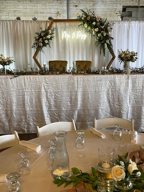 Wedding Bridal Party Table Ideas, Wedding Backdrop Rustic Receptions, Wedding Behind Head Table, Hexagon Backdrop Wedding Reception, Bridal Party Backdrop Head Tables, Harvest Style Head Table Wedding, Wedding Backdrop Design Head Table, Head Table Backdrop Neon Sign, Head Table Backdrop Diy