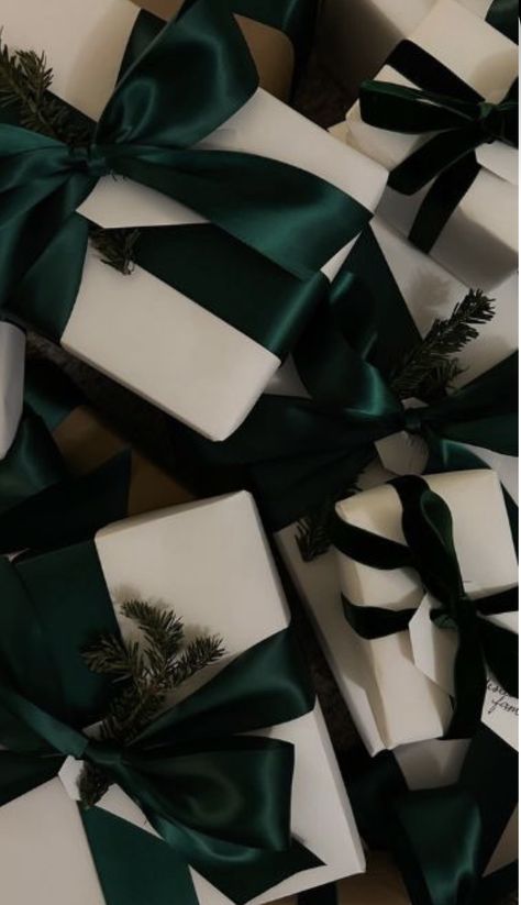 Aesthetic Christmas Presents, Christmas Wrapping Aesthetic, Gift Wrap For Men, Wrapping Aesthetic, Aesthetic Christmas Gifts, Aesthetic Wrapping, Christmas Routine, Christmas Present Decoration, Routine Aesthetic