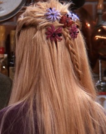 Phoebes hair pin- 5.14 Phoebe's Hairstyles, Phoebe Hairstyles, Phoebe Hair, Phoebe Friends, Pheobe Buffay, Bride Hair Pins, Estilo Ivy, Phoebe Buffay, Purple Cardigan