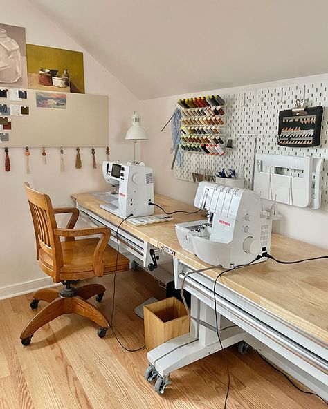 Sewing Workspace Small, Small Sewing Room Design Layout, How To Set Up A Sewing Room, Sewing Workspace Ideas, Home Fashion Studio Ideas, Sewing Room Small Space, Retro Sewing Room, Art Room Small, Sewing Bedroom Ideas