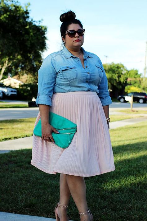 5 plus size pastel skirt outfits for romantic looks Denim On Denim, Pastel Skirt Outfit, Style A Midi Skirt, Looks Camisa Jeans, Pastel Skirt, Plus Size Tips, Brown Dresses, Look Plus Size, Outfits Mujer