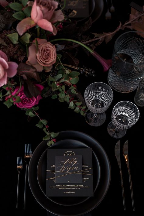 Black And Roses Wedding, Moody Tablescape Wedding, Dark Romantic Wedding, Gothic Wedding Theme, Wedding Touches, Dark Wedding Theme, Black Wedding Themes, Diner Party, Dinner Decor