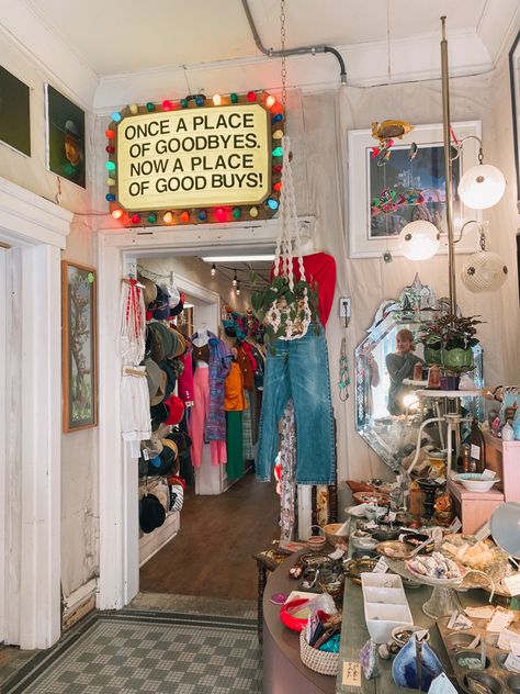 At Home Store Ideas, Cool Thrift Stores, Depop Store Ideas, Small Vintage Shop, Fun Store Design, Vintage Store Layout, Second Hand Store Ideas Decorating, Funky Retail Store Design, Thrift Shop Interior Design