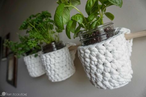 Amigurumi Patterns, Hanging Herb Gardens, Yarn Tutorials, Crochet Hook Holder, Crochet Plant Hanger, Hanging Herb Garden, Crochet Garden, Hanging Herbs, Tshirt Yarn