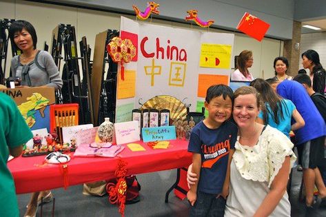 International Night Country Tables China- Kid World Citizen International Day At School Ideas, International Day At School, Multicultural Activities, Curriculum Night, Stand Feria, Festival Booth, Literacy Night, Night School, School Culture