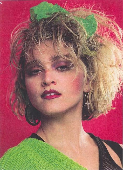 We've all rocked this iconic look. Madonna, we salute you! 1980s Catalogue Fashion, 80s Hairstyles Rock, 80s Madonna Makeup, Make Up 80s Style, Madonna 80s Style, 80s Hairband, 80s Portraits, 80 Hairstyles, 80s Looks