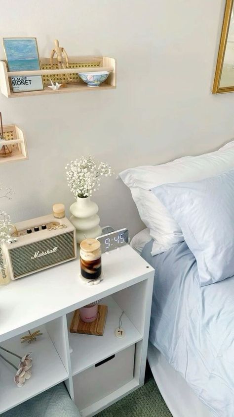 soft girl aesthetic, blue dorm inspo, coastal room decor, clean dorm ideas Coastal Bedrooms Apartment, Costal Girl Room Aesthetic, Clean Room Pictures, Room Decor White Aesthetic, Room Ideas Aesthetic White And Gold, Light Blue Wall Room Ideas Bedrooms, Room Ideas With Wood Furniture, Belly Tsitp Room, Soft Coastal Aesthetic