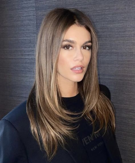 Perfect haircut 90s Light Brown Hair, Medium Hair Soft Layers, Brunette With Honey Highlights, Kaia Gerber Hair, Straight Hair Looks, Brown Hair Inspo, Brunette Hair With Highlights, Dark Hair With Highlights, Steven Meisel