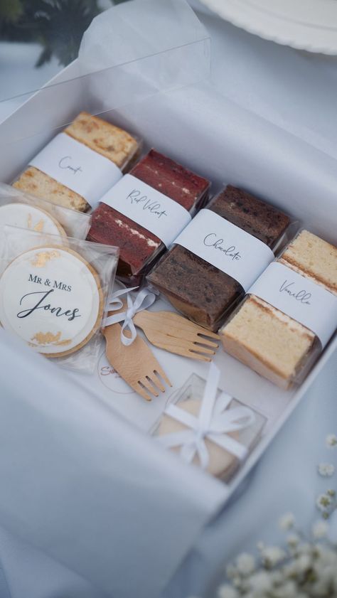 Wedding Food Box Ideas, Wedding Food Boxes, Cake Tasting Boxes Ideas, Cake Box Ideas Diy, Mini Cake Slices, Cake Tasting Box Ideas, Wedding Cake Samples, Wedding Cake Tasting Presentation, Shipping Baked Goods