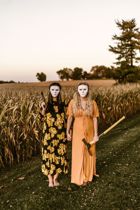 Cornfield Halloween Photoshoot, Scary Family Photoshoot, Halloween Cornfield Photoshoot, Best Ghoul Friends Photoshoot, Group Halloween Pictures, Bff Halloween Photoshoot Ideas, Horror Best Friend Photoshoot, Halloween Spooky Photoshoot, Best Friend Pictures Photo Shoots Halloween