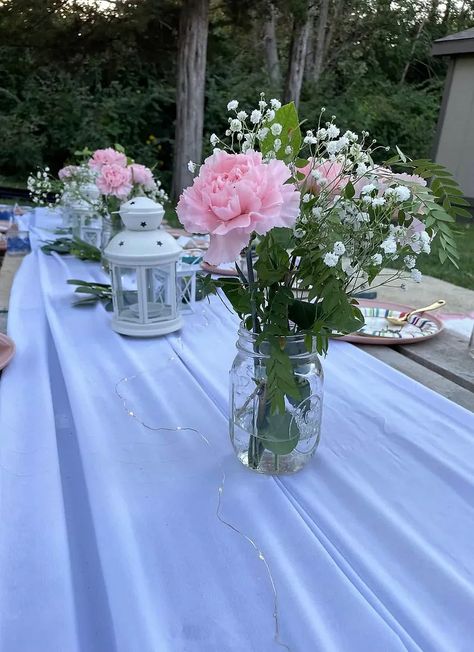 Sweet Sixteen Pastel Theme, Floral Theme Sweet 16, Sweet Sixteen Table Decorations, Spring Theme Sweet 16, Sweet Sixteen Party Ideas At Home, Centerpieces For Sweet 16 Party, Outside Sweet 16, Sweet 16 Centerpieces Pink, Flower Sweet 16 Theme