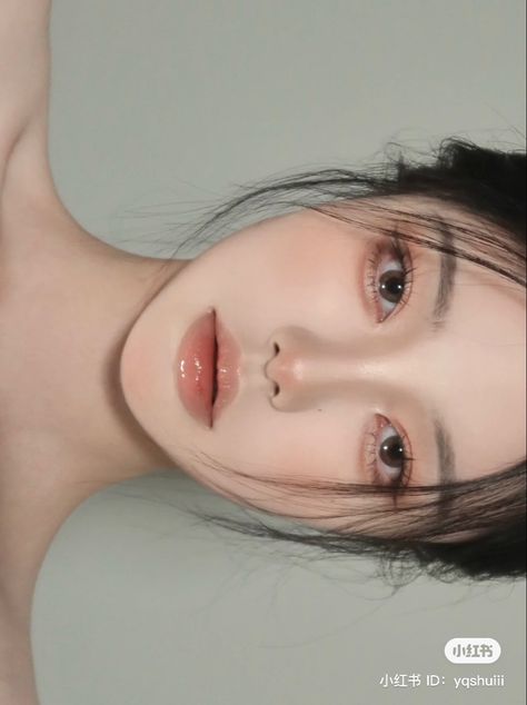 Korean Makeup Look Tan Skin, Cat Face Type Korean, Asian Makeup Looks Natural, Makeup For Pink Hair, Igari Makeup Look, Korean Makeup Look Natural, Natural Douyin Makeup, Soft Douyin Makeup, Cny Outfit