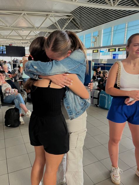 #aesthetic #goodbye #loveintheair #hug #airport Long Distance Best Friend Pictures, Goodbye Picture Aesthetic, Saying Goodbye Airport Aesthetic, Airport Hugs Friends, Airport Goodbye Aesthetic, Airport Aesthetic Friends, Airport Hug, Moving Away From Friends, Moving Away Aesthetic