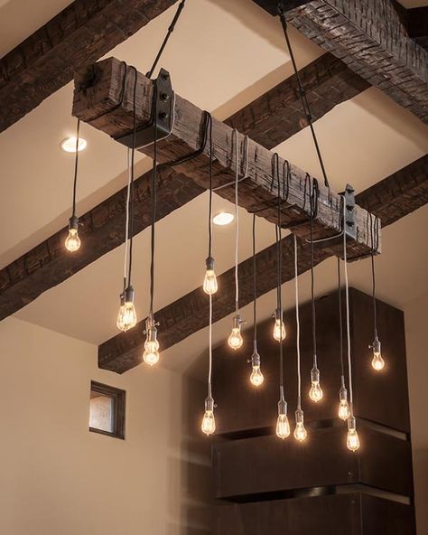 Love how the industrial lighting is wrapped around the wooden beam  (Whisper Rock Residence by Tate Studio Architects) Projek Kayu, Blitz Design, Koti Diy, تصميم الطاولة, Unusual Lighting, Pelan Rumah, Kitchen Ikea, Diy Lampe, Deco Luminaire