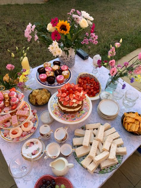 22nd Bday, Valentines Tea Party, Spring Tea Party, Tea Party Ideas, Valentine Tea, Lots Of Food, Fairy Tea Parties, Birthday Dinner Party, High Tea Party