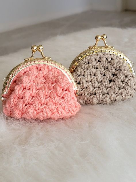 Try this delightful and easy free crochet coin purse pattern! Create your very own DIY mini vintage purses featuring a charming kiss lock clasp for that extra touch of elegance. This small coin purse is perfect for all your loose change and tiny treasures. Follow the step-by-step instructions and learn how to make this adorable accessory in no time. Crochet Small Bag Coin Purses, Change Purse Crochet, Crochet Change Purse Pattern, Crochet Coin Bag Free Pattern, Fabric Change Purse Free Pattern, Crochet Coin Purse Keychain, Crochet Granny Square Change Purse, Crochet Coin Purse With Zipper, Small Change Purses Diy