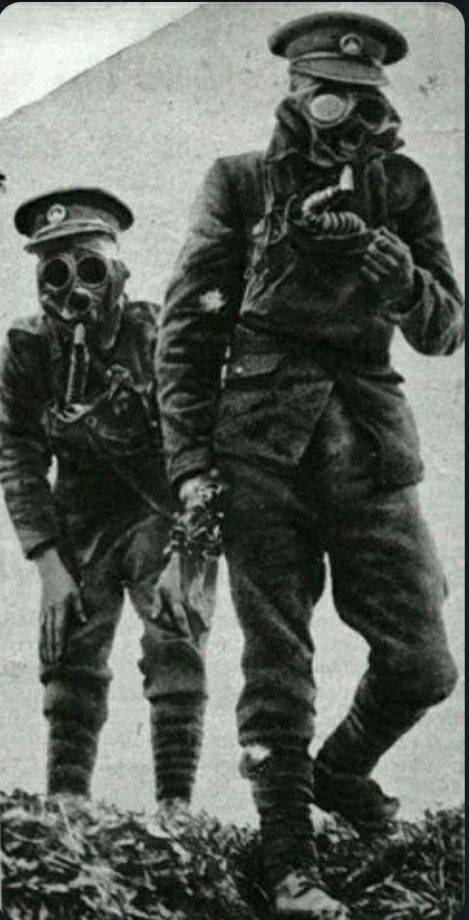 #vintagepic #worldwar1 #ww1 #gasmask #gasmasks #officers 1910s Aesthetic, Ww1 Art, Ww1 Soldiers, Apocalypse Aesthetic, German Soldiers Ww2, Military Soldiers, British Soldier, The Revenant, Gas Mask