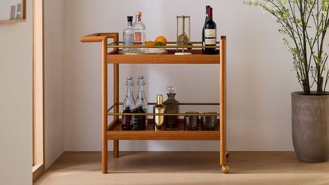 If you're looking for style options as well as storage solutions, the best bar carts are everything you need. They'll endlessly elevate any room. Mod Century Modern, Mid Century Modern Accessories, Cocktail Bar Cart, Modern Kitchen Bar, Mid Century Modern Shelves, Mid Century Apartment, Mid Century Modern Apartment, Apartment Bar, Wood Bar Cart