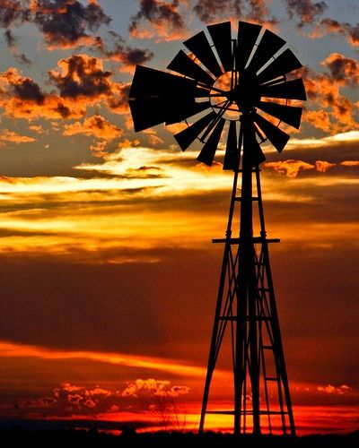 Oklahoma Windmill - Oklahoma is beautiful! Old Barns, Farm Windmill, Windmill Water, Old Windmills, Water Wheel, Beautiful Sky, Beautiful Sunset, Solar Energy, Farm Life