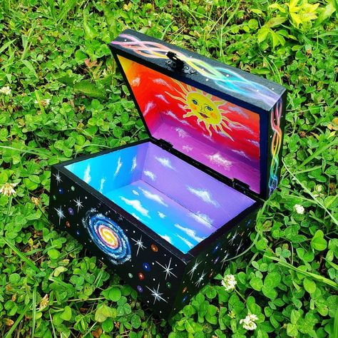 Wooden Painting Ideas Diy Crafts, Cool Box Painting Ideas, Box Painting Ideas Cardboard, Money Box Painting Ideas, Paint A Box Ideas, Galaxy Box Painting, Magical Box Art, Wooden Box Art Ideas, Painted Trinket Box Ideas