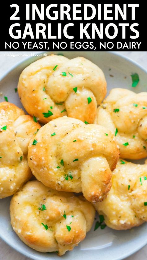 Essen, Garlic Knots No Yeast, Gluten Free Garlic Bread, Yeast Free Recipes, 2 Ingredient Dough, Yeast Free Breads, Garlic Knots Recipe, 2 Ingredient Recipes, Garlic Knots