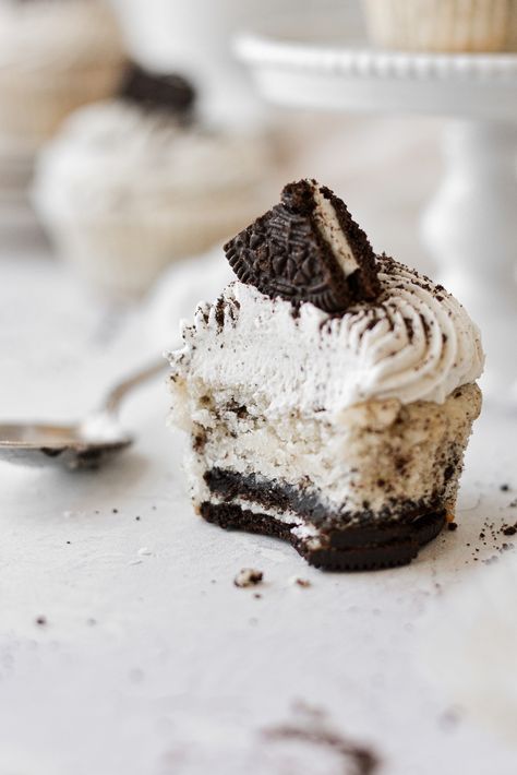 Golden Oreo Cupcakes, High Altitude Cookies, Cookies And Creme Cupcakes, Oreo Cookie Cupcakes, Oreo Cupcake Recipe, Cookies And Cream Cupcakes, Oreo Cupcake, Cupcakes Oreo, Cream Filling Recipe