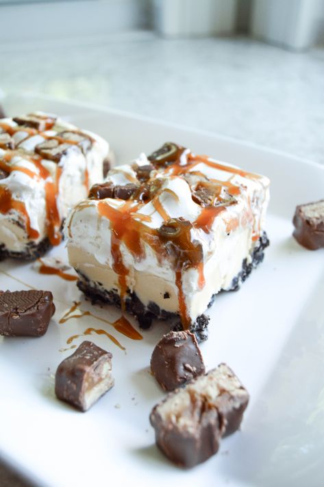 Snicker Ice Cream Cake, Pie, Frozen Snickers Pie, Frozen Chocolate Dessert, Summer Ice Cream Desserts, Snickers Ice Cream Cake, Ice Cream Dessert Recipes, Ice Cream Sandwich Dessert, Snickers Dessert