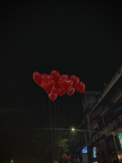 Red Heart Balloons Aesthetic, Red Balloon Aesthetic, Fake Valentine Snaps, Red Balloons Aesthetic, Heart Balloons Aesthetic, Heart Balloon Aesthetic, Red Heart Aesthetic, Aesthetic Rojo, Balloon Aesthetic