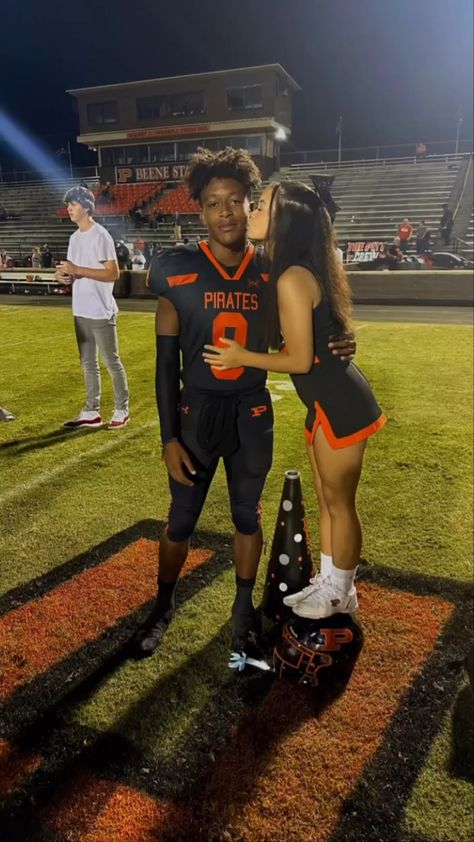 Cheerleader Gf And Football Bf, Football Bf And Cheer Gf Pics, Football Gf Outfits Highschool, Black Highschool Couple Aesthetic, Black Gf And Bf Pictures, High School Relationship Goals Cute, Cheer Girlfriend, High School Couple Goals, Couple Football Pictures