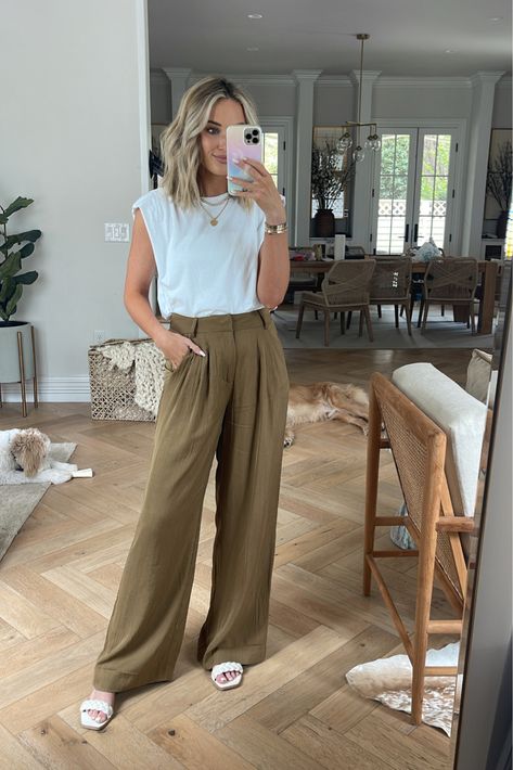 Wide Leg Pants And Flats Outfit, Wide Khaki Pants, Porto, Wide Leg High Waisted Trousers, Wide High Waist Pants Outfit, Wide Leg Pant Work, Tan Pants Outfit Casual, Wide Leg Pant Business Casual, Women’s Wide Leg Trousers