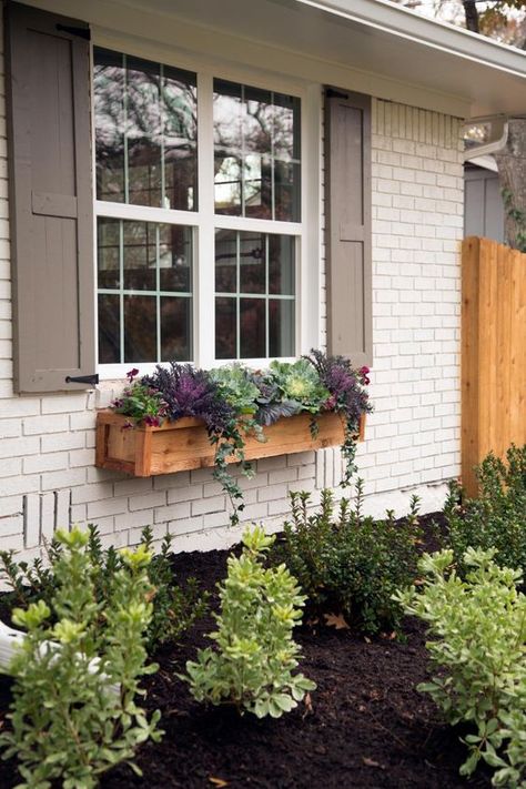 Good plants - Curb Appeal and Landscaping Ideas from Fixer Upper Privacy Fence Front Of House, Exterior Boho Home, Landscape Ideas Front Yard Red Brick House, Painting Vinyl Porch Ceiling, Small Cottage House Interior, Front Door Not Facing Street, Cream And Tan Exterior House, Colored Trim Exterior, Grey Roof White House