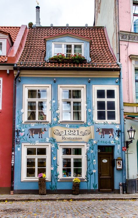 Riga Old Town // A Photo Diary from One of Europe's Most Underrated Old Towns Drawing Reference Photos Buildings, House Photo Reference, Photos Of Old Buildings, Art Reference Photos Buildings, Building Reference Photo, Old Buildings Aesthetic, Riga Travel, Latvia Travel, Building References