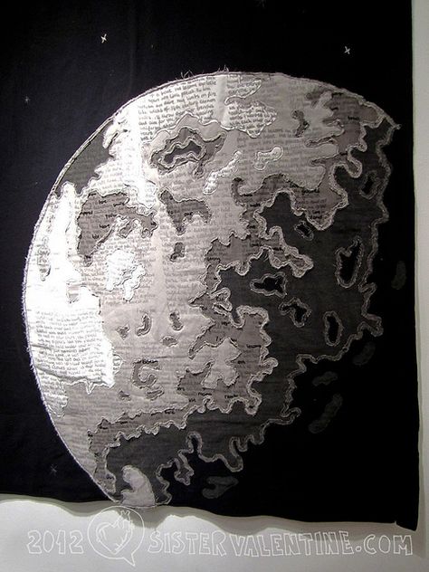 Moon quilt. Just beatiful. Tela, Patchwork, Black And White Textile Art, Space Textiles, Sister Valentine, Moon Fabric, Space Quilt, Moon Quilt, Map Quilt