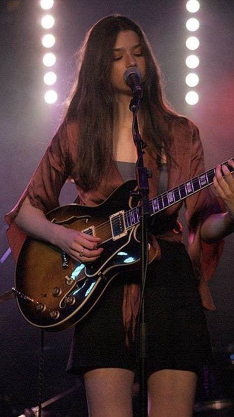 Guitarcore Aesthetic, Mazzy Star Aesthetic Outfits, Musician Outfits Women, Guitarist Girl Aesthetic, Mazzy Star Outfit, Musician Aesthetic Outfits, Guitarist Outfit, Musician Outfits, Rockstar Women