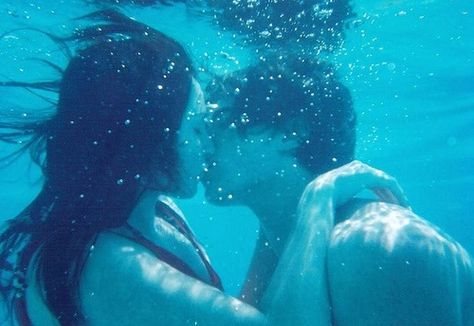 Kiss underwater ❤ #couple Underwater Couple, Kiss