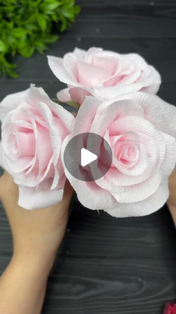 Crepe Flowers Diy Easy, Crepe Paper Flowers Diy Tutorials, Tulle Flowers Diy, Crape Paper Flowers, Origami Flowers Easy, Crepe Paper Roses Tutorial, Flower Crepe Paper, Turkey Crafts For Preschool, Diy Den