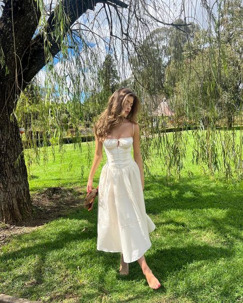 @tamfrancesconi in Garden Party - a dreamy spring look💐 Sundresses Aesthetic, Cottage Core Outfit Aesthetic, White Sundress Outfit, French Spring Outfits, Tamara Francesconi, Sundress Aesthetic, Blonde Hair For Brunettes, Soft Feminine Style, Cottage Fashion