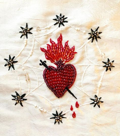 Tela, Halloween Heart, Embroider Ideas, Embroidery Hearts, Religious Crafts, Sewing School, Beadwork Embroidery, Beadwork Designs, Heart Embroidery