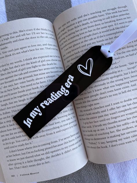 Bookmark For Book Lovers, Bookmarks For Book Lovers, Romantic Bookmark Ideas, Bookmarks With Ribbon, Spotify Bookmark, Bookmark Packaging Ideas, Bookmark Design Ideas, Handmade Bookmarks Diy, Book Vibes