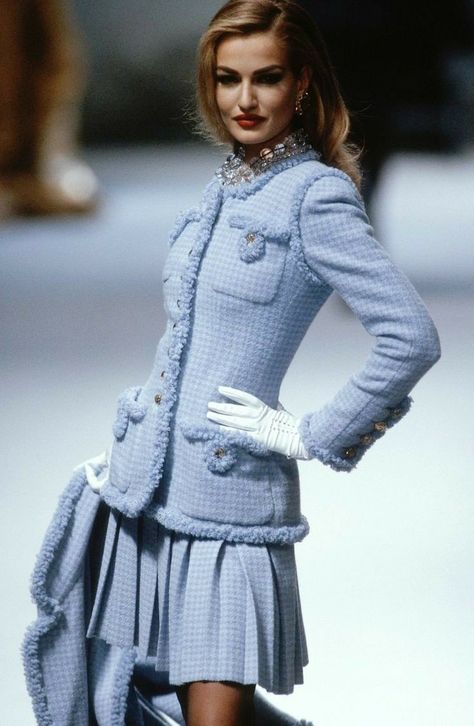 Vintage French Fashion, Mode Gossip Girl, Karen Mulder, Chique Outfits, Runway Fashion Couture, 90s Runway Fashion, Vintage Runway, Runway Outfits, Mode Chanel