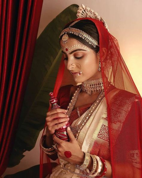 Gorgeous 'Topor' Designs For The Modern Bengali Brides Regional, Red And White Saree, Bengali Saree, Bengali Bridal Makeup, Bengali Bride, Indian Bride Outfits, Bride Photoshoot, Bengali Wedding, Artsy Style