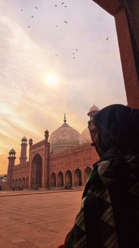 Pakistan Lahore Aesthetic, Pakistani Culture Aesthetic, Indian Pfp, Lahore Aesthetic, Muslim Dp, Aesthetic Blurry Mirror Selfie, Happy Friendship Day Video, Golden Temple Wallpaper, Islamic City